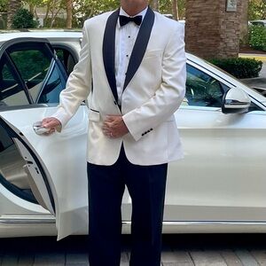 JoS.A. Banks White tuxedo jacket size 41 R